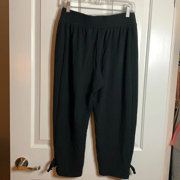 EUC women’s NIKE DRI-FIT pullon black cropped pants size medium - Picture 5 of 8